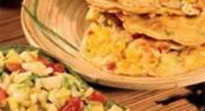 Кукурузные блинчики с сальсой из груши и авокадо