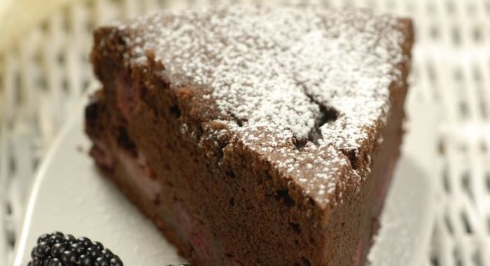 Шоколадный торт с вишней