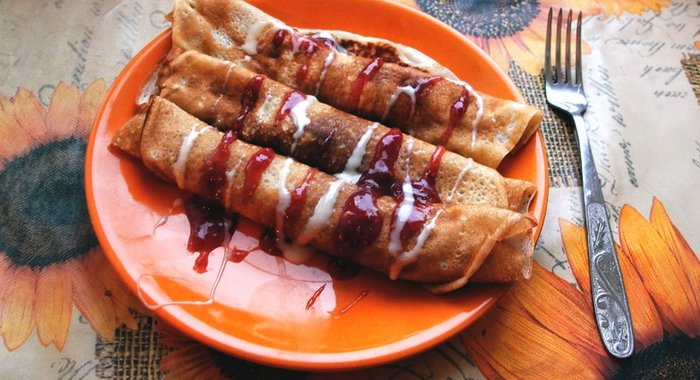 Блины на кислом молоке с малиновым джемом и сгущенкой