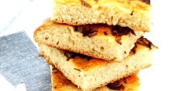 Пшеничный хлеб с луком