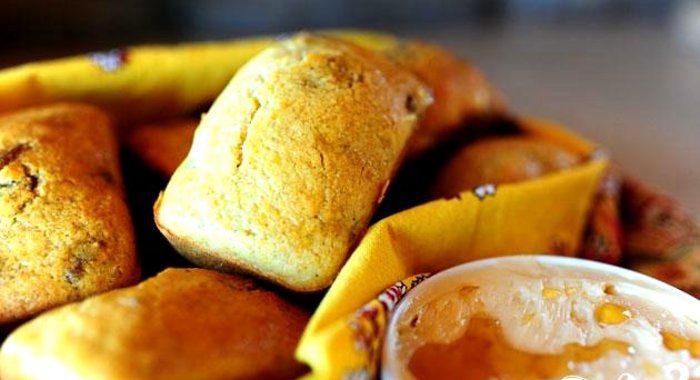 Кукурузный мини-хлеб с клюквой и орехами