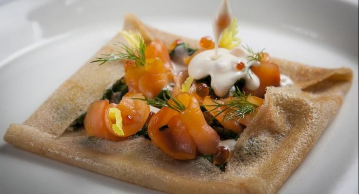 Блины из гречневой муки с копченым лососем и шпинатом