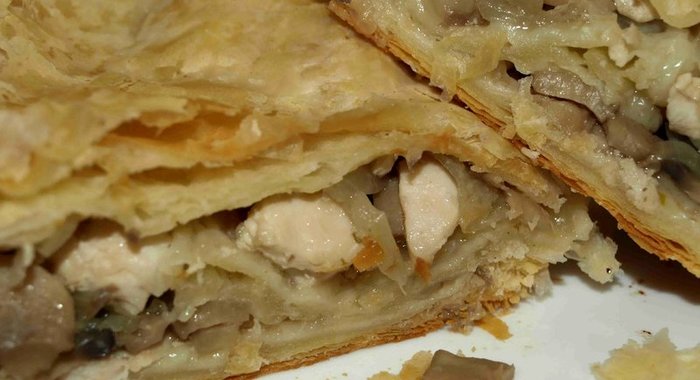 Слоеный рулет с курицей и грибами
