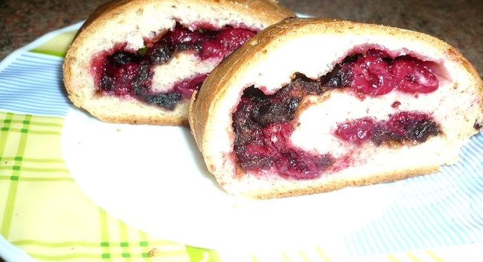 Постный рулет с вишней