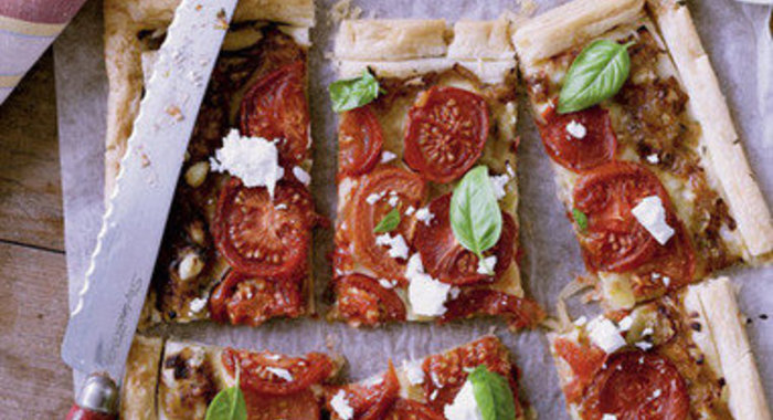 Пирог с помидорами и карамелизованным луком