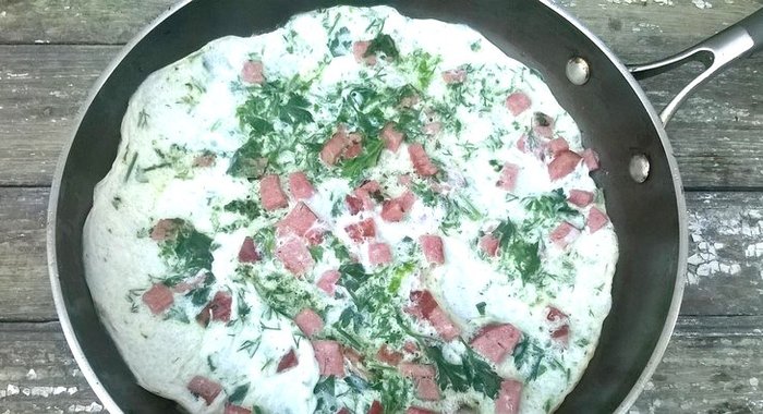Белковый омлет с колбасой и зеленью