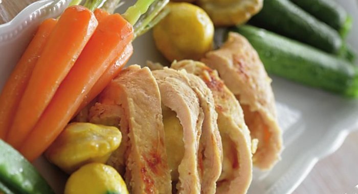 Рулетики из индейки с яблоками и молодыми овощами