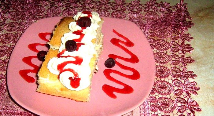 Бисквитный рулет со сливками