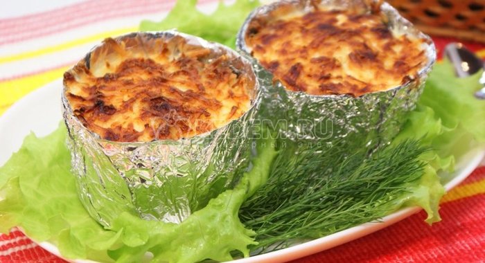 Крабы с яйцами на белом хлебе