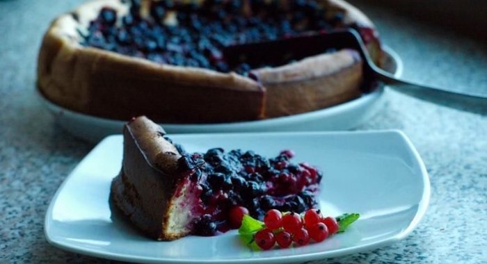 Творожный пирог с черносмородиновым сердцем