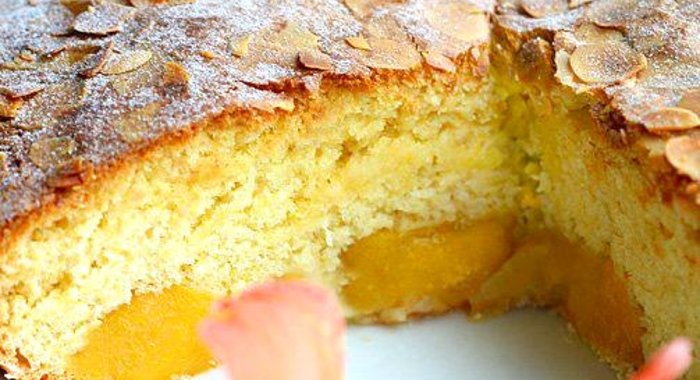 Пирог с грушами и персиками