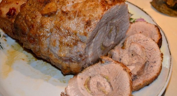 Рулет из свинины вареный