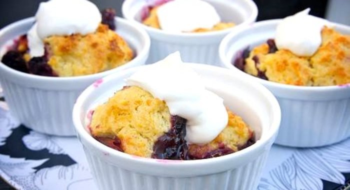 Ягодный коблер с персиками