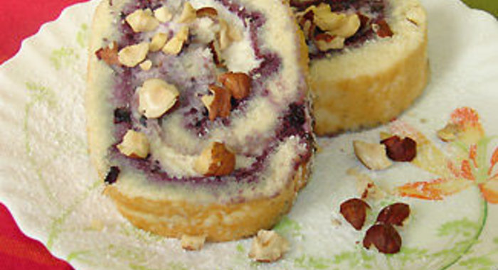 Рулет с черникой и взбитыми сливками