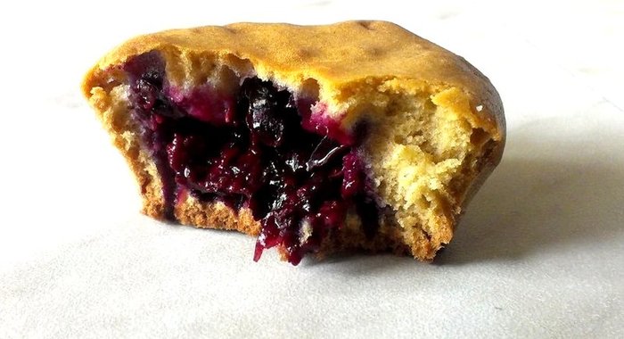 Летние кексы с малиной и черной смородиной