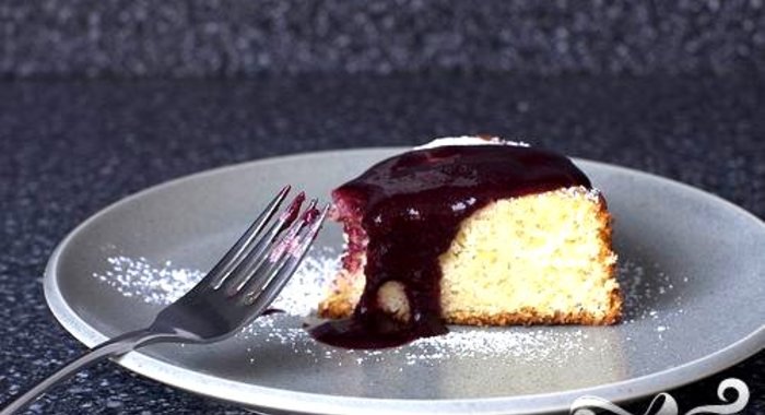 Лаймовый пирог с ежевичным соусом