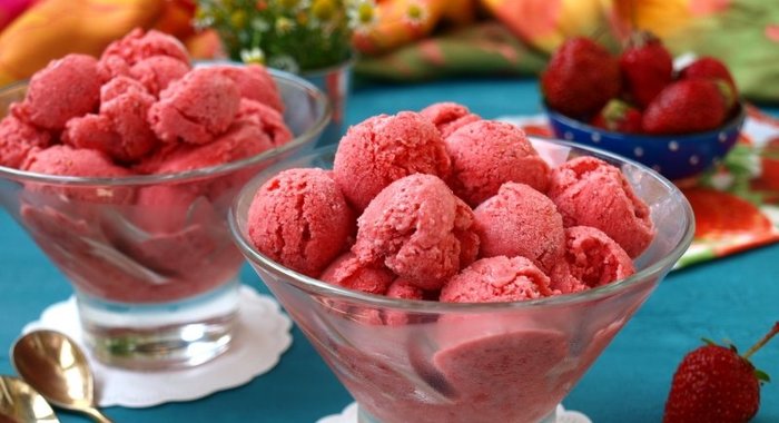 Клубничное мороженое