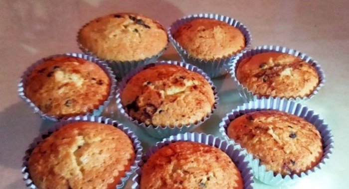 Нежные кексы с джемом и шоколадной крошкой