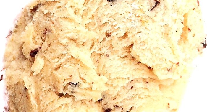 Мороженое с карамелизованным бананом, шоколадной крошкой и кусочками бананового кекса