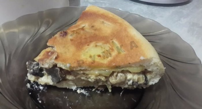 Наливной пирог на кефире в мультиварке