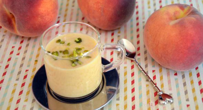 Йогуртовый напиток с персиками и фисташками