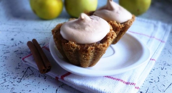 Корзиночки с яблочным муссом и меренгой