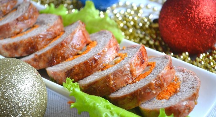 Новогодний рулет из свинины