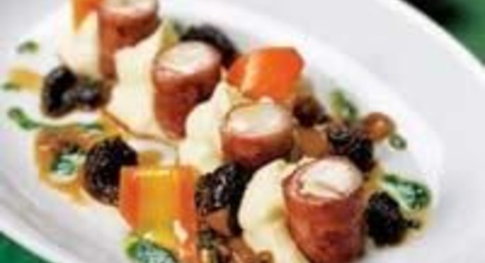 Рулеты из кролика с грибным соусом