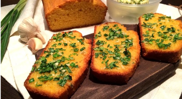 Кукурузный хлеб с зеленью и чесноком