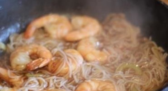 Рисовая лапша с креветками в соусе Терияки