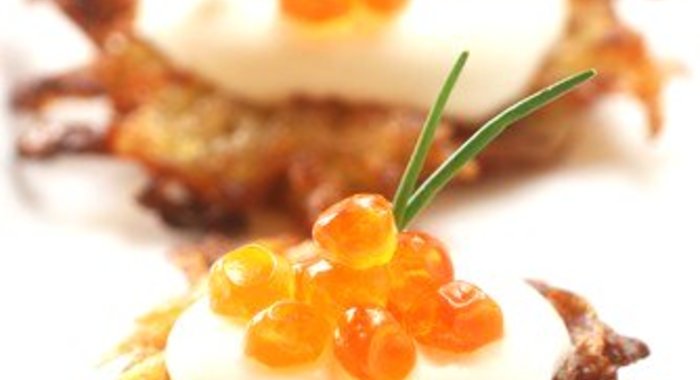 Картофельные латкес с йогуртом и красной икрой