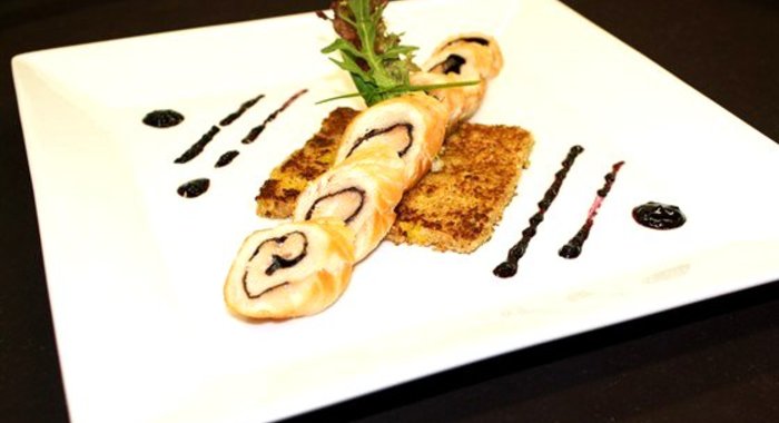 Рулет из лосося на подставке из блинчика с апельсинами и соусом из черники и имбиря