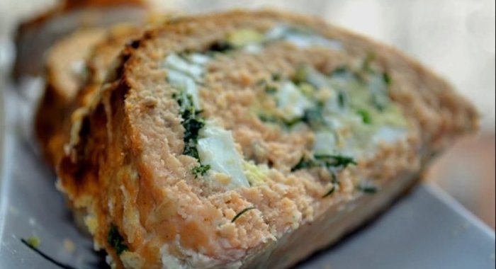 Лососевый рулет с яйцом и зеленью