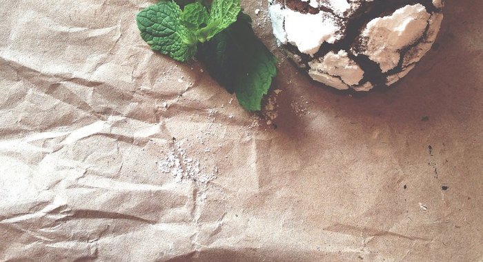 Шоколадное печенье с трещинками