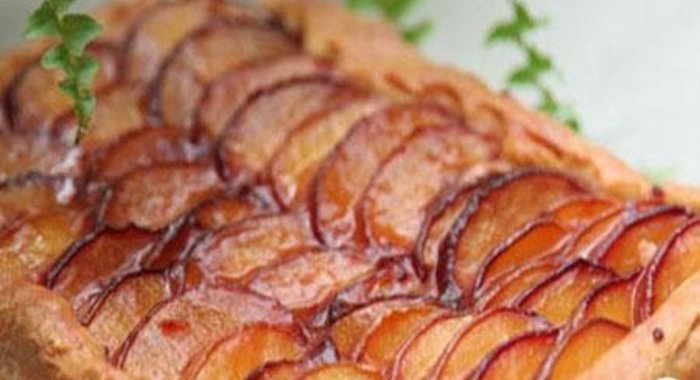 Открытый пирог с персиками