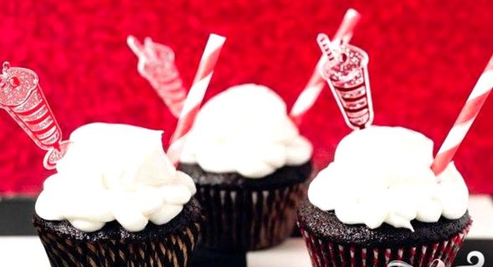 Маффины с пивом рутбир и ванильным кремом