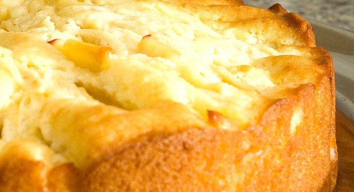 Пирог с яблоками и корицей в мультиварке