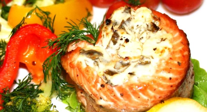 Запеченые рулеты из лосося с овощами