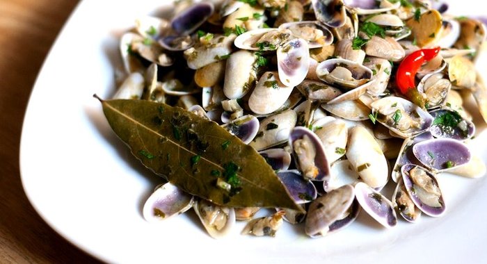 Ракушки теллины в чесночно-лимонном соусе с белым вином