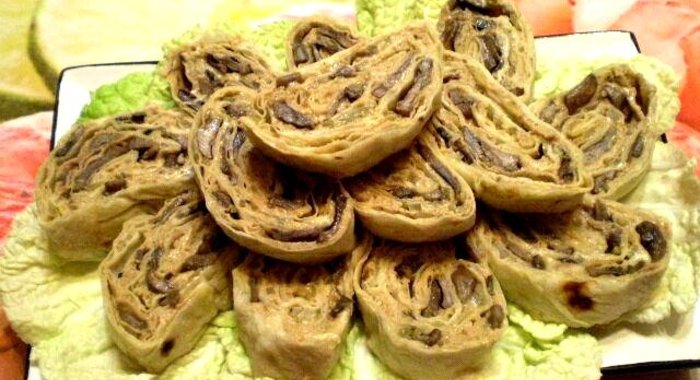 Рулет с мясным паштетом и шампиньонами