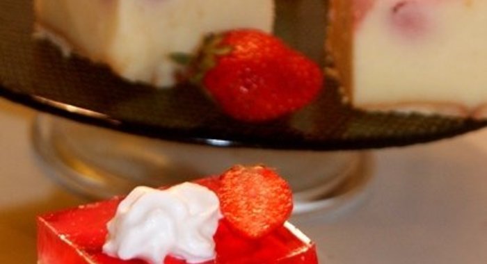Необычный торт с клубничным желе