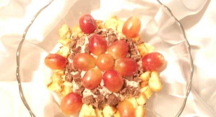 Творожно-шоколадный десерт с яблоком и печеньем