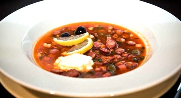Солянка с маслинами и колбасой