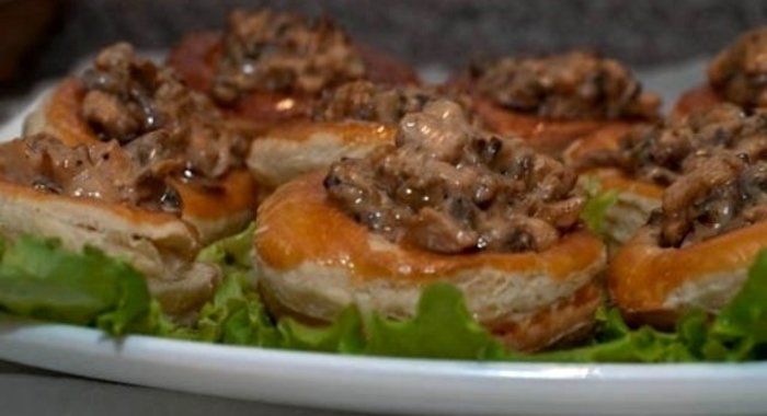 Волованы с курицей и грибами