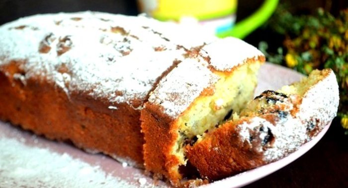 Пышный творожный кекс с изюмом