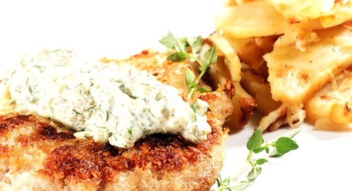 Куриные котлеты со сливочным соусом с травами