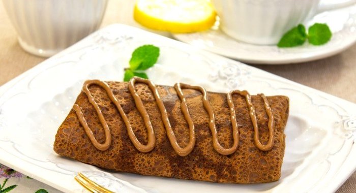 Шоколадные блинчики с бананами и орехами