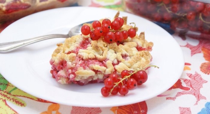 Тёртый пирог с красной смородиной