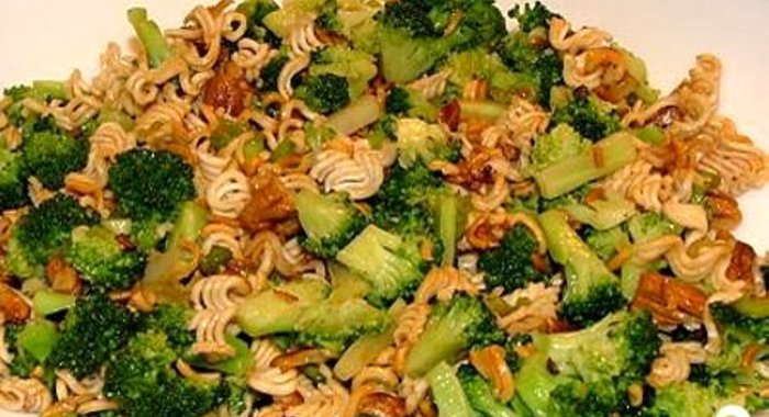 Салат с пеканом и брокколи