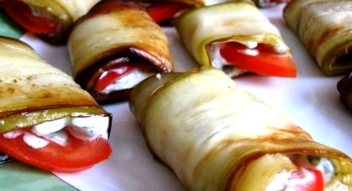 Рулеты из баклажанов с помидорами